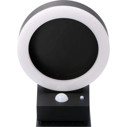 Een moderne, zwarte buitenlamp met een helder, ringvormig licht en een zichtbare bewegingssensor, geplaatst tegen een donkere houten achtergrond. Ideaal voor veilige verlichting in tuinen en op gangpaden.