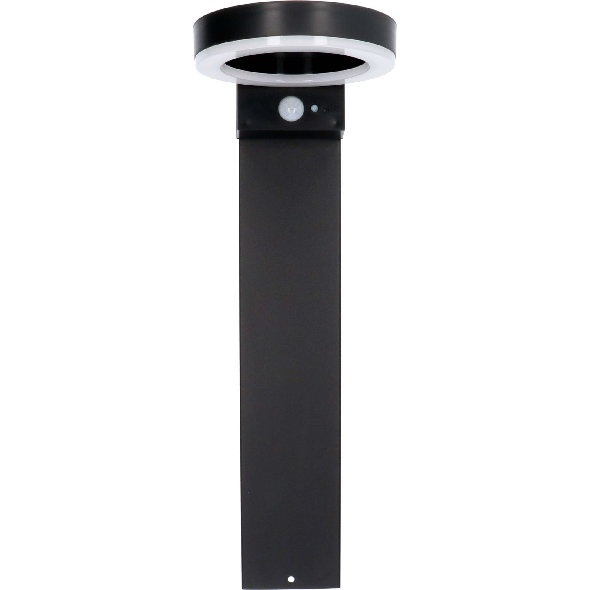 Een moderne, zwarte buitenlamp met een warm witte ringverlichting en een zichtbare bewegingssensor, geplaatst tegen een donkere houten achtergrond. Ideaal voor veilige verlichting in de tuin of op het terras.