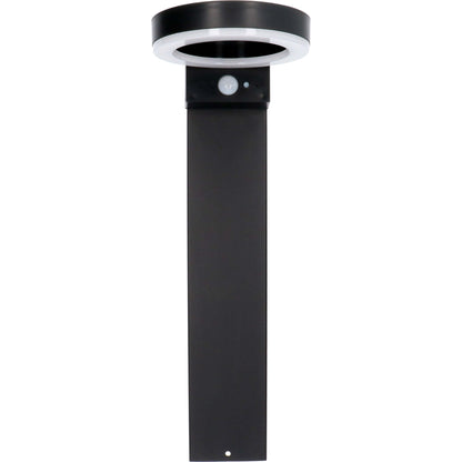 Een moderne, zwarte buitenlamp met een warm witte ringverlichting en een zichtbare bewegingssensor, geplaatst tegen een donkere houten achtergrond. Ideaal voor veilige verlichting in de tuin of op het terras.