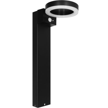 Een moderne, zwarte buitenlamp met een helder ringlicht en een zichtbare bewegingssensor, geplaatst tegen een donkere houten achtergrond. Ideaal voor veilige verlichting in tuinen en op gangpaden.