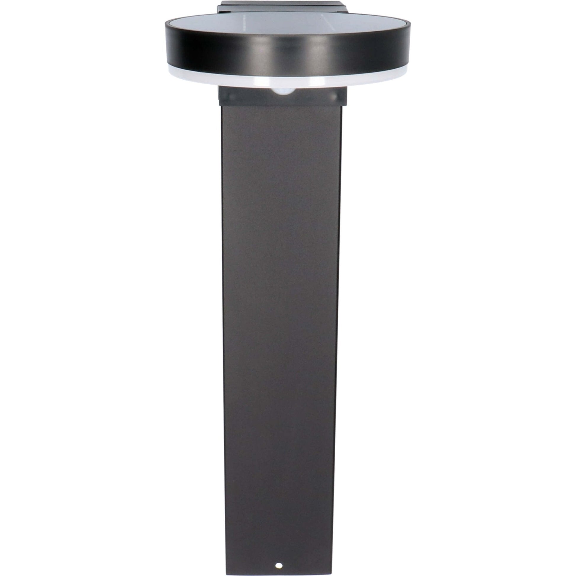 Een moderne, zwarte buitenlamp met een helder ringlicht en een zichtbare bewegingssensor, geplaatst tegen een donkere houten achtergrond. Ideaal voor veilige verlichting in de tuin of op het terras.