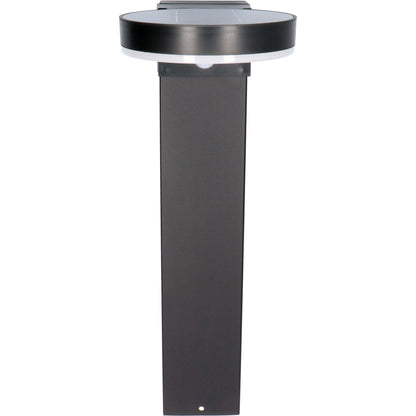 Een moderne, zwarte buitenlamp met een helder ringlicht en een zichtbare bewegingssensor, geplaatst tegen een donkere houten achtergrond. Ideaal voor veilige verlichting in de tuin of op het terras.