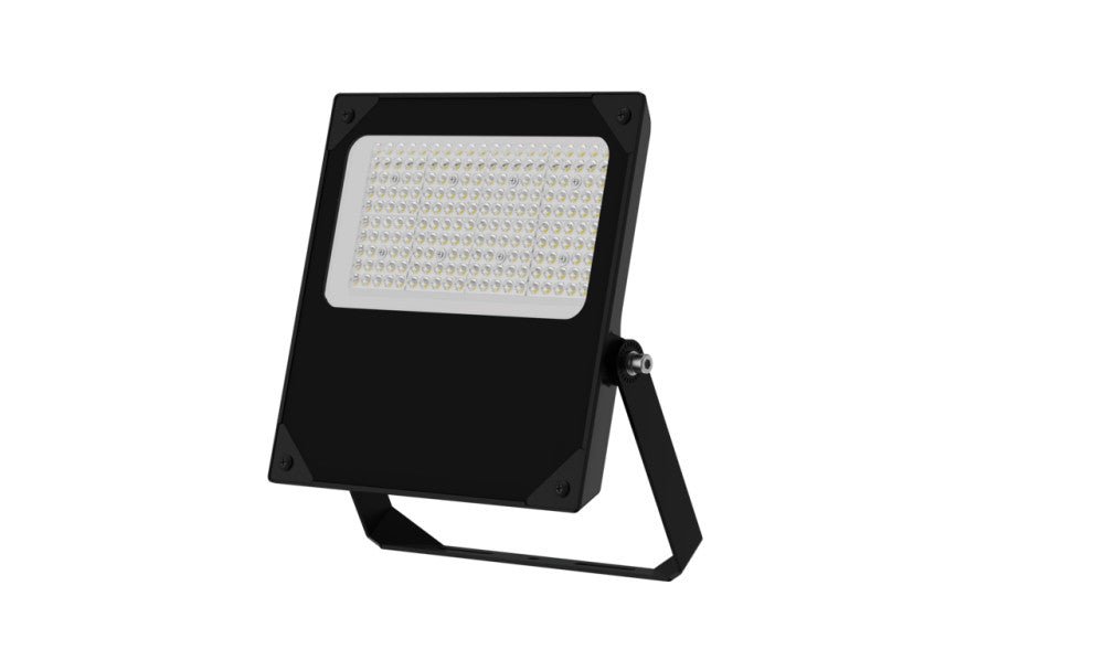 LED’s Light PRO LED-floodlight in zwart metaal, voor buitenverlichting. Zichtbare kabel en montagearm. Geleverd in kartonnen verpakking met productspecificaties.