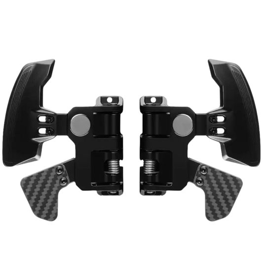Zwart racestuur met carbonpedalen en zichtbare schroeven, ontworpen voor racegames. Geavanceerd stuur voor simulator- en racinggames met realistische feedback.