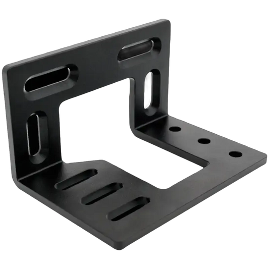 Zwart metaal hoekbeugel met gaten en ventilatieopeningen, geschikt voor montage en kastbevestiging. Robuust ontwerp voor industriële en DIY-toepassingen.
