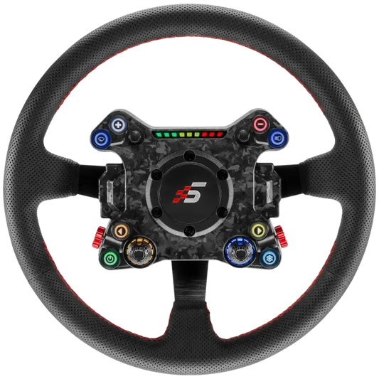 Zwart stuurwiel met rode contrastnaden en carbonlook, voorzien van kleurrijke knoppen en een centraal logo. Geschikt voor racegames en gaming-sessies met hoge precisie.