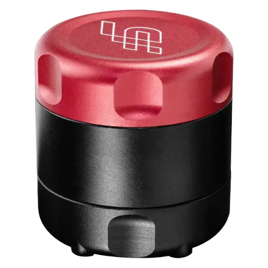 Rode aluminium kruikdop met wit logo, zwart onderstuk en handgrepen, geschikt voor koffie- en theeapparatuur. Compacte, robuuste constructie voor dagelijks gebruik in kantoor- en woonruimte.