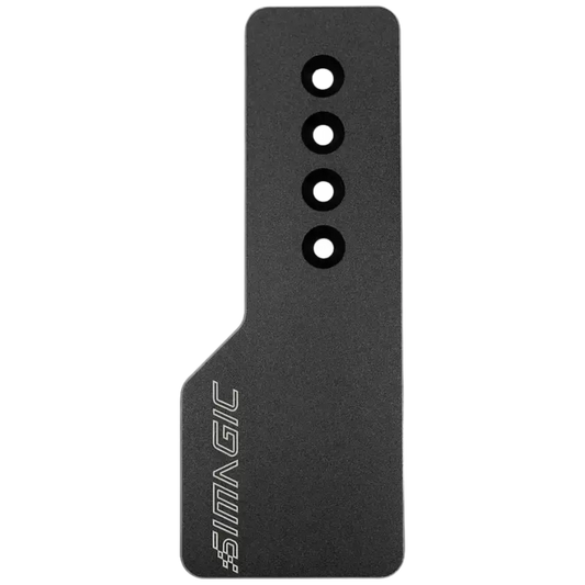Zwarte, matte SIMAGIC-adapter met vier zichtbare knoppen en een schroefgat, geschikt voor gaming-muis en -toetsenbord. Gebruik voor precisie en comfort tijdens langdurig gebruik.