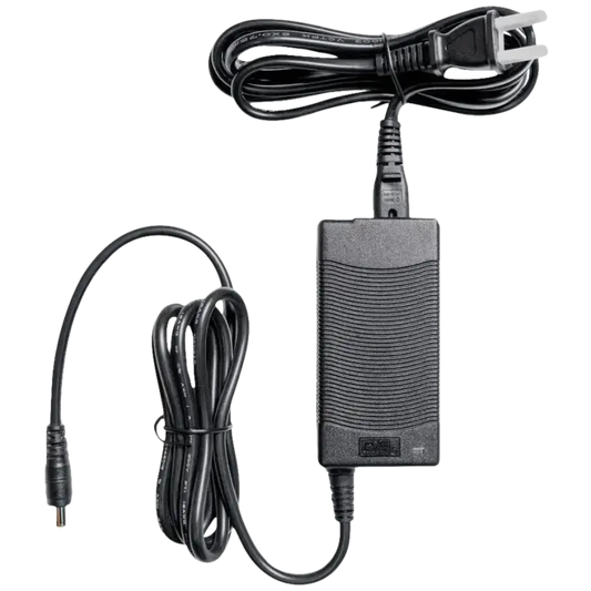 Zwart netvoedingadapter met golvend textuur, voorzien van Amerikaanse stekker en dunne kabel met centraal stekker. Geschikt voor elektronica en digitale apparaten.