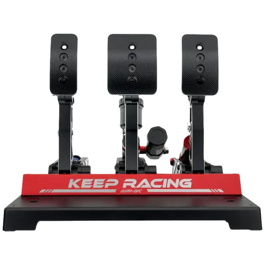 Een zwarte racingpedaalset met drie pedalen en een rode basis met 'KEEP RACING' logo, geschikt voor racegame simulatie en realistische stuurervaring in de wagen.