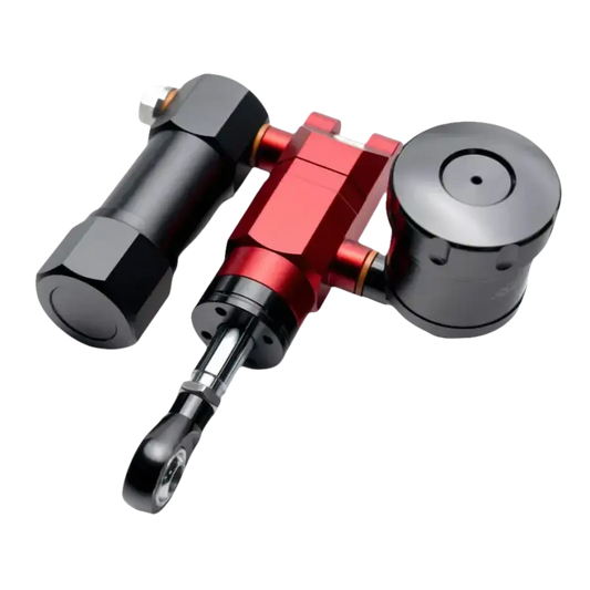 Een rood-zilveren hydraulische cilinder met zwarte en grijze metalen onderdelen, geschikt voor industriële toepassingen. Zichtbaar met aansluitingen en een stuurmechanisme voor precisie in machines.