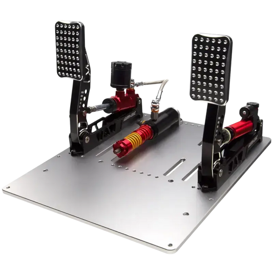 Een Simucube racepedaalset met zwarte metalen voetpedalen en rode, gele veerstangen, geïnstalleerd op een zilverkleurige metalen basisplaat voor race- en simulatiespeeltoestellen.