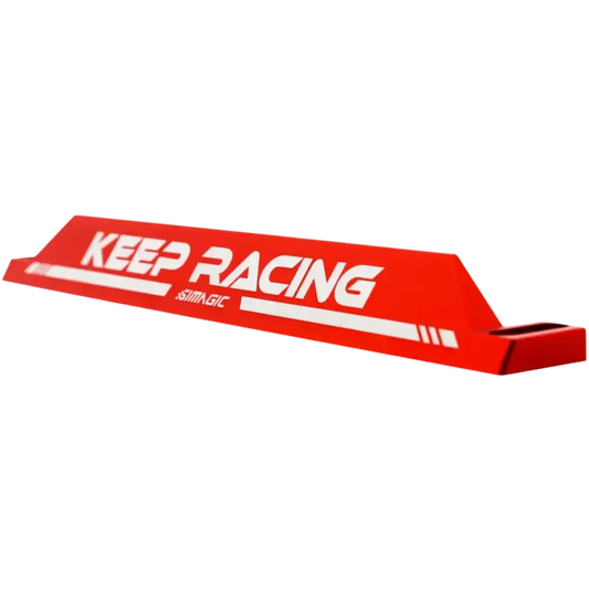 Rode raceband met witte tekst 'KEEP RACING' en merknaam 'SIMAGIC', geschikt voor racebanen en motorsportevenementen. Geschikt voor gebruik op racebanen en motorsportevenementen.