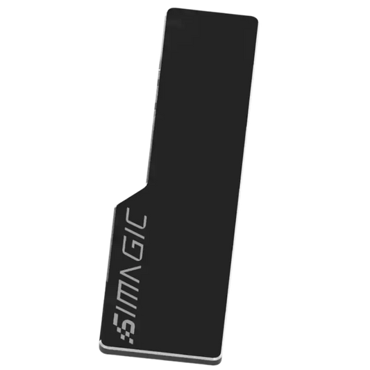 Zwart, rechthoekig gaming-muispad met zilveren rand en 'SIMAGIC' logo. Geschikt voor gaming en kantoorgebruik, met glad oppervlak voor optimale muisbeweging.