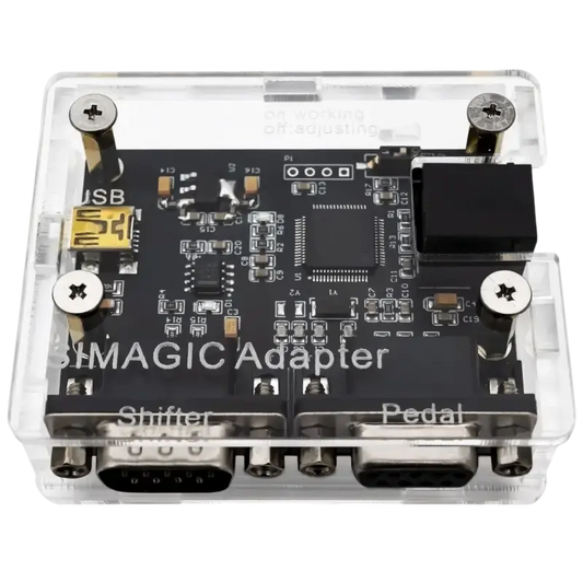 Een zwarte SIMAGIC Adapter met USB-poort en metalen Shifter- en Pedal-aansluitingen, verpakt in een transparante behuizing voor gebruik met modellen en gamingcontrollers.