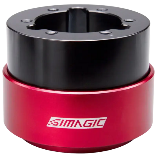 Een rood-zwart Simagic stuurkolomadapter met glanzend aluminium en zwart gepolijst metaal, voor gebruik in race- en sportwagens. Het product heeft een duidelijk zichtbaar logo en is ontworpen voor precisie in het stuurmechanisme.