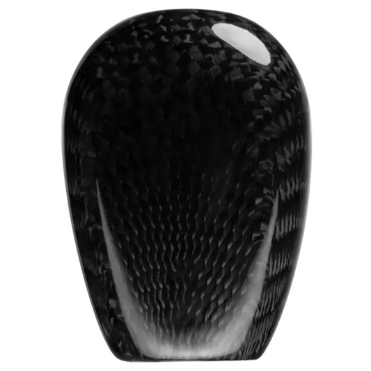 Een glazen vaas met een glanzende zwarte carbonvezelstructuur, elegant gevormd met een brede basis en een afgeronde bovenkant, geschikt voor moderne interieurs en als decoratief object in woon- of kantoorruimtes.