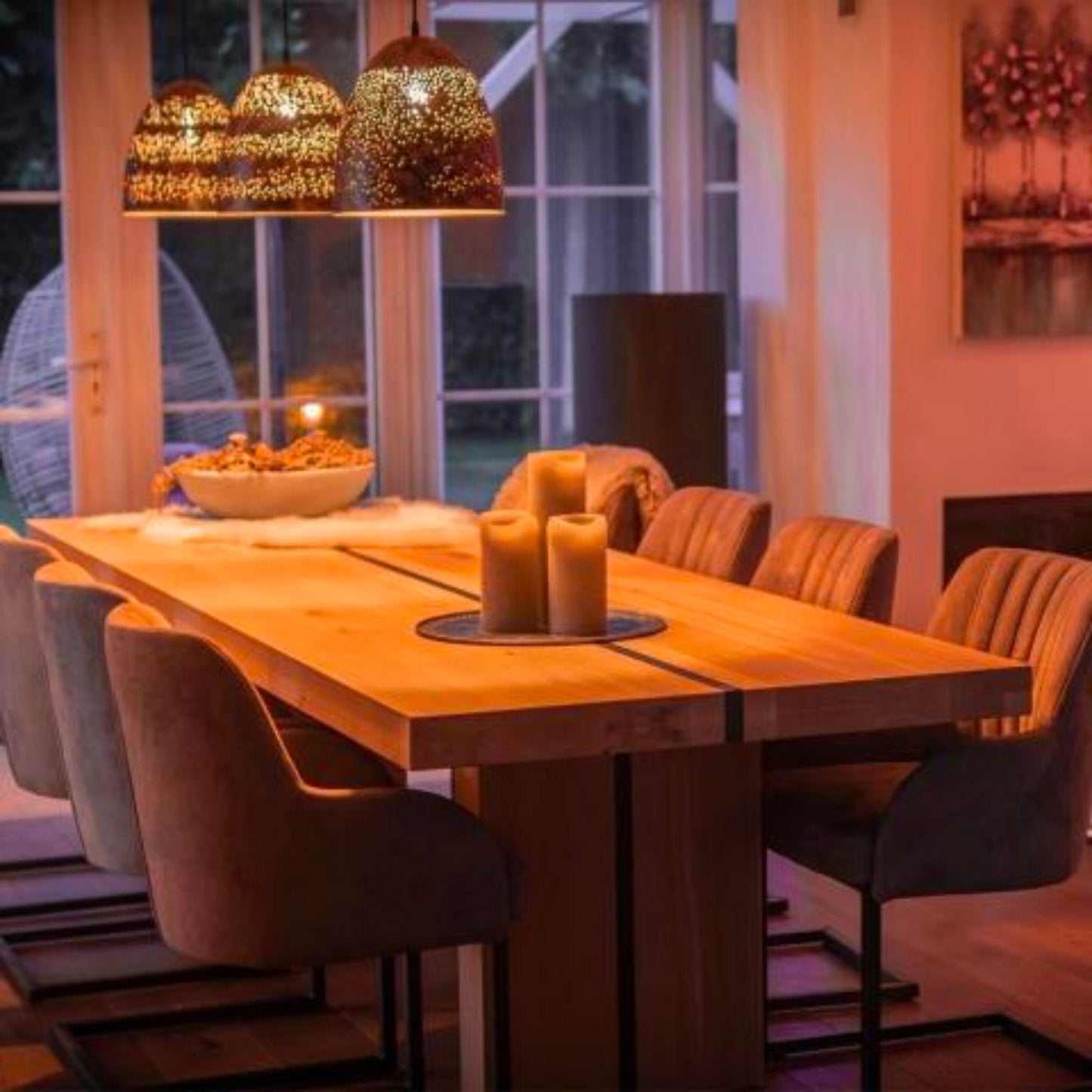 Een klassieke glazen filamentlamp met zichtbare oranje draadjes en een zilverkleurige E27-schroefdraad, geschikt voor vintage interieurs en warme verlichting.