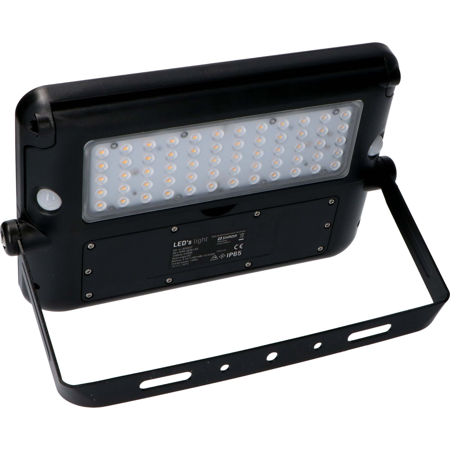 Zwarte zonnepanelenverlichting met warm wit licht, gemonteerd op een bakstenen muur. Ideaal voor buitenverlichting en tuinverlichting, met zichtbare montagebeugels en een compacte, moderne ontwerp.