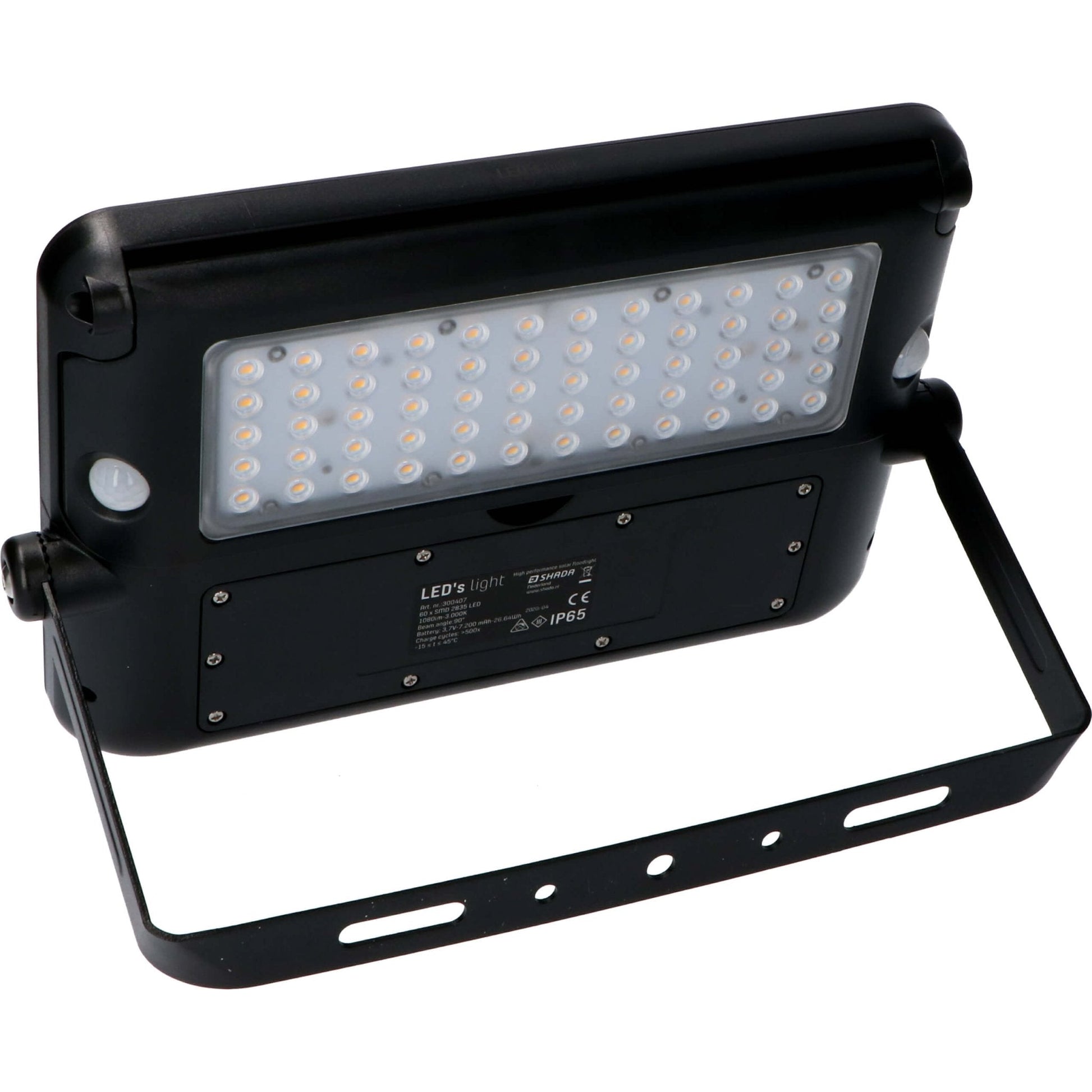 Zwarte zonnepanelenverlichting met warm wit licht, gemonteerd op een bakstenen muur. Ideaal voor buitenverlichting en tuinverlichting, met zichtbare montagebeugels en een compacte, moderne ontwerp.