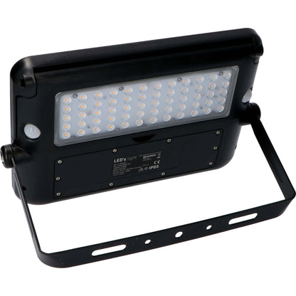 Zwarte zonnepanelenverlichting met warm wit licht, gemonteerd op een bakstenen muur. Ideaal voor buitenverlichting en tuinverlichting, met zichtbare montagebeugels en een compacte, moderne ontwerp.