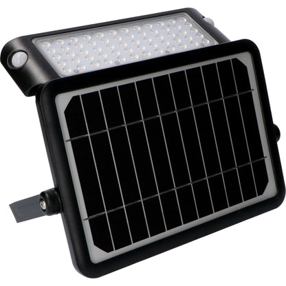 Zwarte zonnepanelenverlichting met warm wit licht, gemonteerd op een bakstenen muur. Ideaal voor buitenverlichting en tuinverlichting, met zichtbare schakelaar en zonnepaneel.