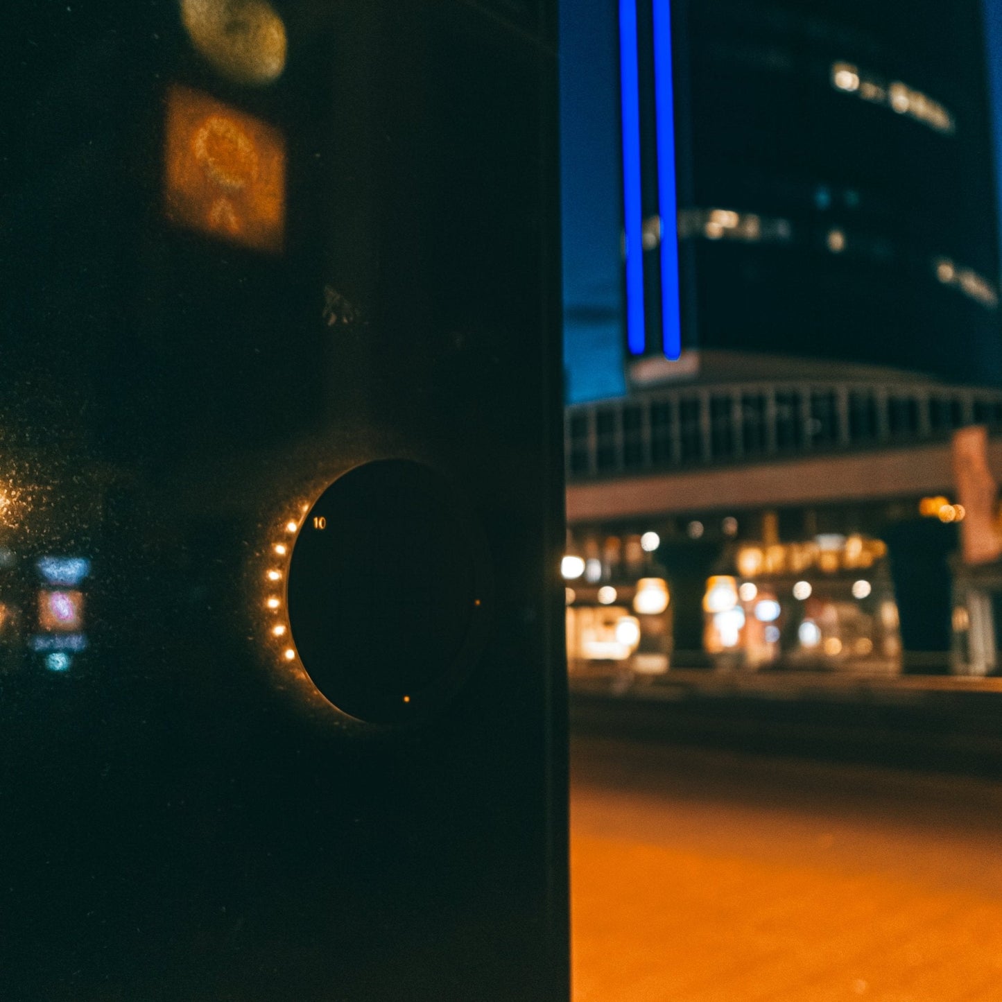 Zwart, ronde zonneklok met duidelijke witte cijfers en een zichtbare zonnecel in het midden, voorzien van warme LED-lichtjes bij 2 en 9 uur, ideaal voor zonnepanelen en energiezuinig gebruik.