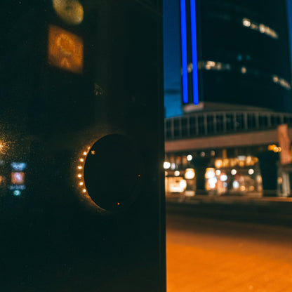 Zwart, ronde zonneklok met duidelijke witte cijfers en een zichtbare zonnecel in het midden, voorzien van warme LED-lichtjes bij 2 en 9 uur, ideaal voor zonnepanelen en energiezuinig gebruik.