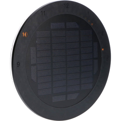 Zwart, ronde zonneklok met duidelijke witte cijfers en een zichtbare zonnecel. Geschikt voor zonnepanelen en energiezuinig gebruik in de tuin of op het bureau.
