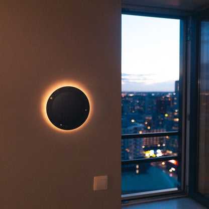 Zwart, ronde zonneklok met getallen van 1 tot 12 en zichtbare zonnecellen. Geschikt voor zonnepanelen en energiezuinig gebruik in de tuin of op het terras.