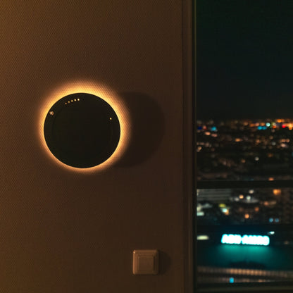 Zwart, ronde zonneklok met duidelijke witte cijfers en een zichtbare zonnecel. Geschikt voor zonnepanelen en energiezuinig gebruik in de tuin of op het terras.
