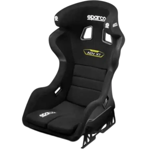 Sparco ADV XT racestoel in zwart, met geïntegreerde hoofdsteun en zichtbare gele logo’s. Geschikt voor raceauto’s en motorsport, met verstelbare zitting en stijlvolle sportieve uitstraling.