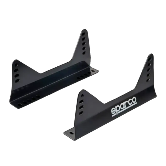 Zwart Sparco montageonderdeel met gaten voor bevestiging, geschikt voor auto’s. Metalen constructie met merknaam op zichtbare zijde, speciaal ontworpen voor racestoelen.