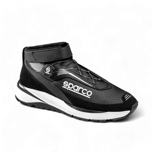 Zwart Sparco racelaars met witte zool en logo, gemaakt van textiel met perforaties en een Boa-systeem. Geschikt voor motorsport en raceactiviteiten.