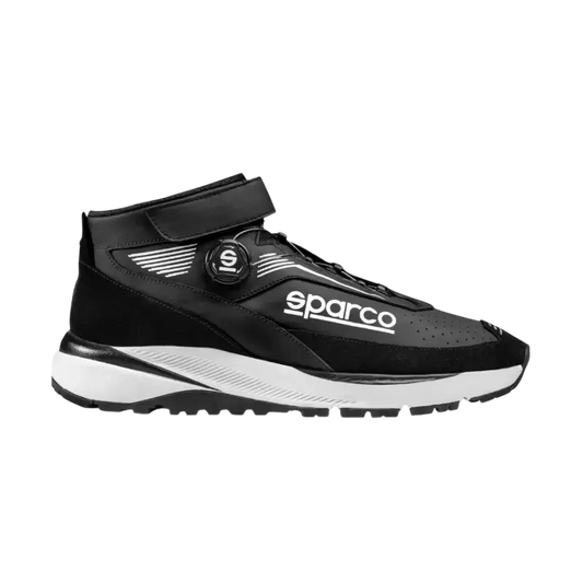 Zwart Sparco race-schoen met witte zool en logo, gemaakt van leer en mesh met Boa-systeem. Geschikt voor motorsport en race-activiteiten.