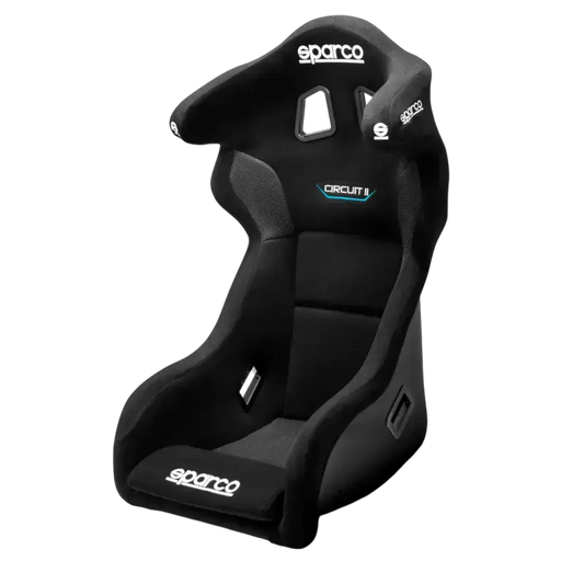 Sparco Circuit racestoel in zwart, met textiel bekleding en zichtbare logo’s. Geschikt voor raceauto’s en motorsport, met sportieve vorm en beveiligingsdetails.
