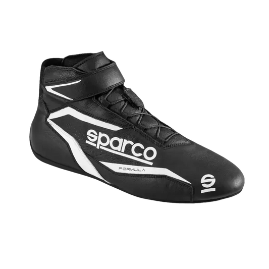 Zwart Sparco Formula racefietslaars met witte accenten en leren oppervlak, geschikt voor motorsport. Geschikt voor racefietsen en motorsport.