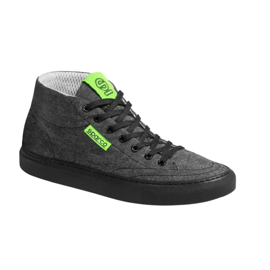 Grijs hoge sneaker met neon groene labels en zwarte veters, gemaakt van textiel met witte mesh binnenzool, geschikt voor dagelijks gebruik en sportieve stijl.