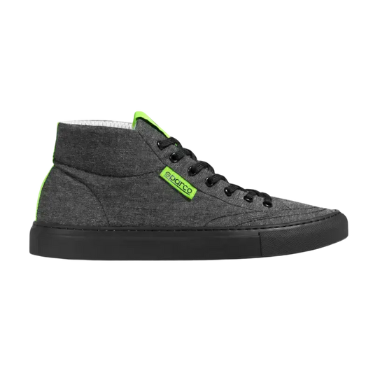 Grijs hoge sneaker met neon groene labels en zwarte veters, gemaakt van textiel met witte mesh binnenzool, geschikt voor dagelijks gebruik en sportieve styling.