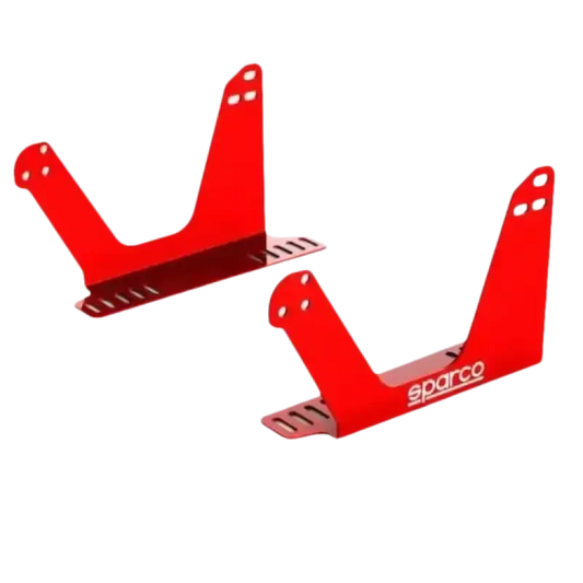 Rode Sparco stoelbeugels met gaten voor montage, gemaakt van stevig metaal. Perfect voor auto’s en racevoertuigen waar een betrouwbare stoelbeugel nodig is.