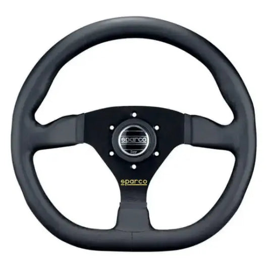 Zwart Sparco racestuur met drie spaken en glanzend logo, gemaakt van hoogwaardig leer voor optimale grip. Perfect voor sportwagens en racevoertuigen waar precisie en stijl essentieel zijn.