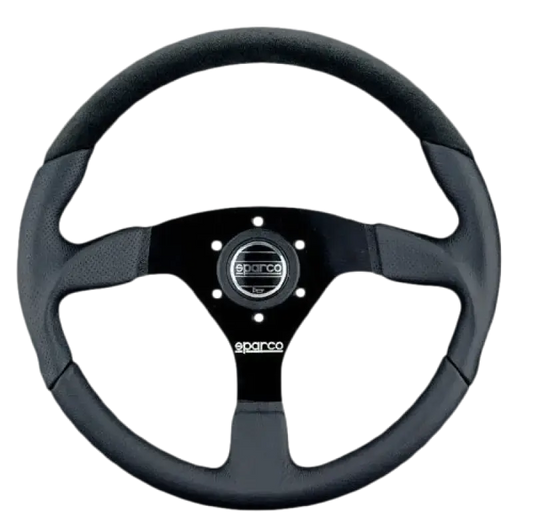 Zwart Sparco sportstuur met textuur, zichtbare logo’s en drie-spakenontwerp. Geschikt voor raceauto’s en sportwagens met hoge prestatievereisen.