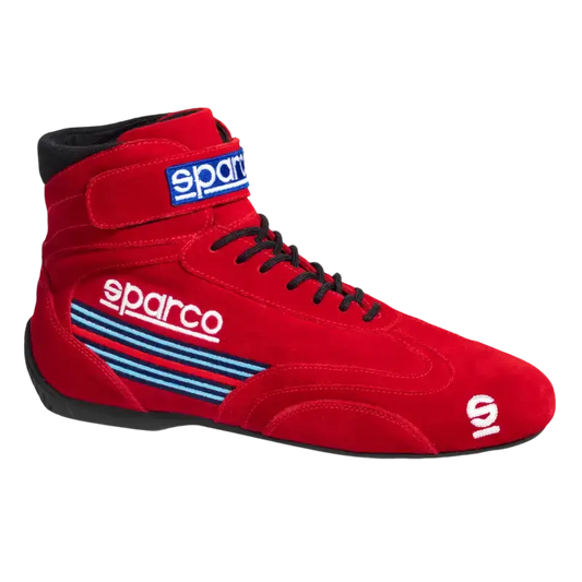 Rode Sparco racefietslaars met blauwe strepen en witte logo’s, gemaakt van fluweelachtig materiaal met zwarte veters en zichtbare merkdetails. Geschikt voor motorsport en racefietsen.