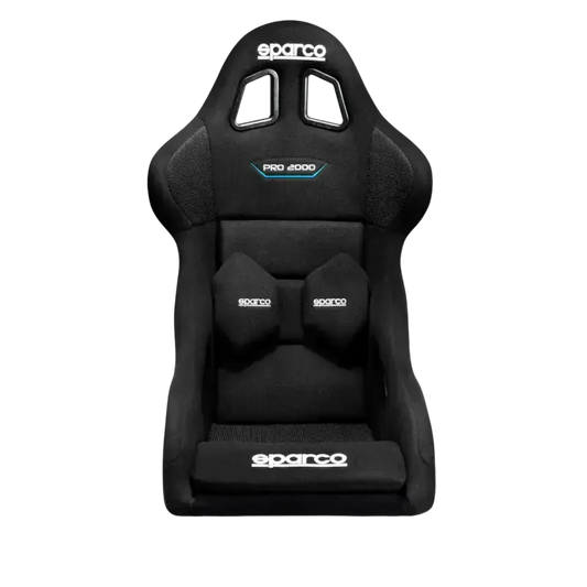 Een zwarte Sparco Pro 2000 racestoel met opvallende witte logo’s en blauwe accenten, speciaal ontworpen voor sportwagens en raceauto’s. De stoel heeft een sportieve vorm en is gemaakt van hoogwaardig textiel voor optimale comfort en veiligheid.