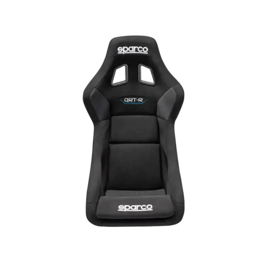 Sparco QRT-R racestoel in zwart met zichtbare logo’s en sportieve vorm, geschikt voor raceauto’s en motorsport. Zacht textiel met contraststikken en ventilatieopeningen voor optimale comfort en prestaties.