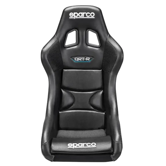 Een zwarte Sparco QRT-R racestoel met sportief ontwerp, zichtbare logo’s en ventilatieopeningen. Geschikt voor raceauto’s en gamingstoelen met hoge ondersteuning.