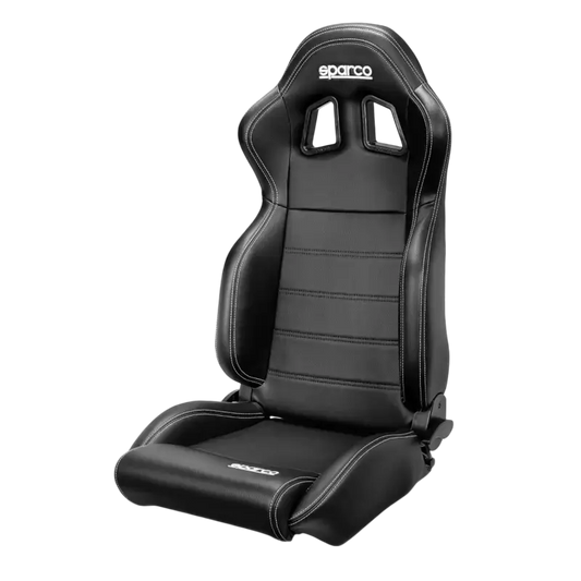 Een zwarte Sparco racestoel met witte contrastnaden en opvallende schoudersteunen, gemaakt van hoogwaardig leer voor optimale comfort en veiligheid tijdens motorsport of race-rijden.