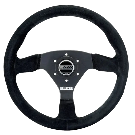 Zwart Sparco stuurwiel met fluweelbekleding en zilveren logo, geschikt voor raceauto’s en sportwagens. Het stuur heeft een sportief ontwerp met drie spaken en een centraal bedieningspaneel.