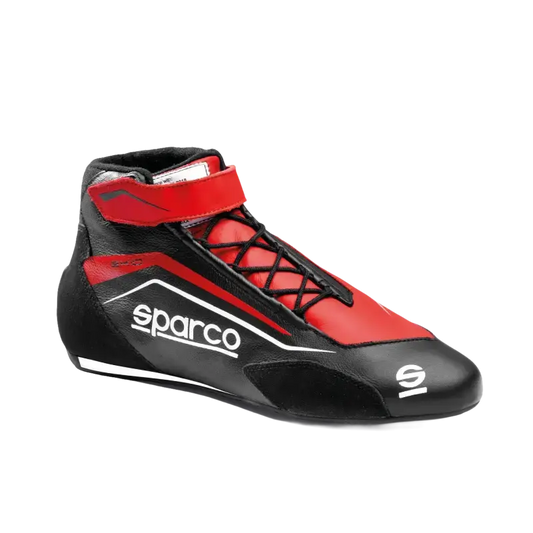 Een zwarte en rode Sparco schaatslaars met witte logo’s, gemaakt van leer met zwart koord en een rood velcro-bandje. Geschikt voor schaatsen en sportieve prestaties.