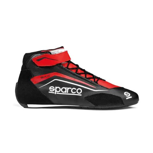 Een zwarte en rode Sparco schaatslaars met witte logo’s, geschikt voor schaatsen. Gemaakt van leer met zwart koord en een rood velcro-bandje.
